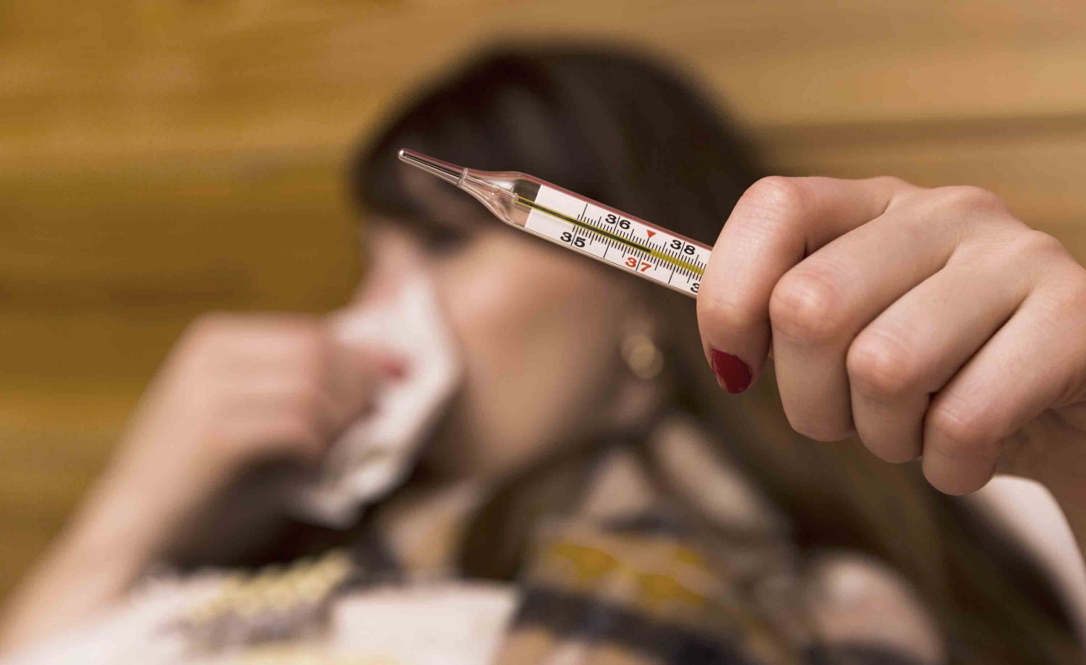 Мерить температуру под одеялом. Маленькая больная девочка. Каким градусником мерить температуру грудничку. Мерить температуру под одеялом. Мерить температуру под одеялом.