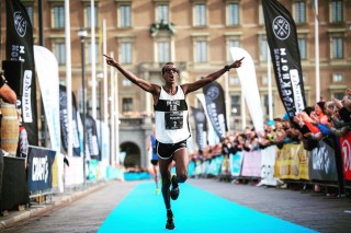 Mustafa Mohamed springer in som segrare i 2019 års upplaga av Ramboll Stockholm Halvmarathon