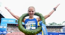 Mikaela Arfwedson med segerkransen på Asics Stockholm Marathon 2018.